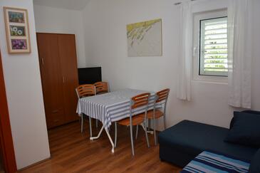 Milna, Dining room in the apartment, (pet friendly) and WiFi.