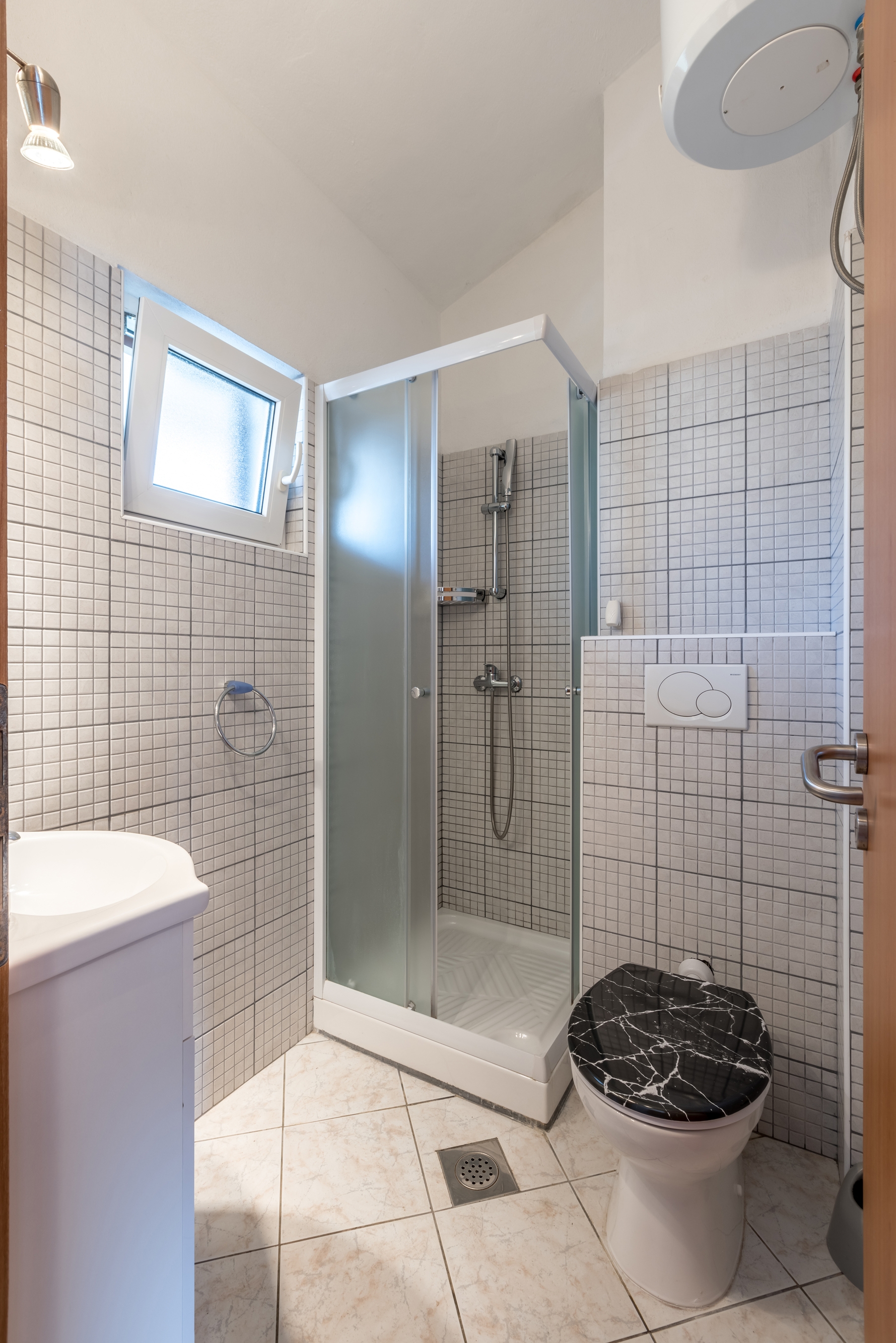 One bedroom apartment near beach Milna, Vis  A-a