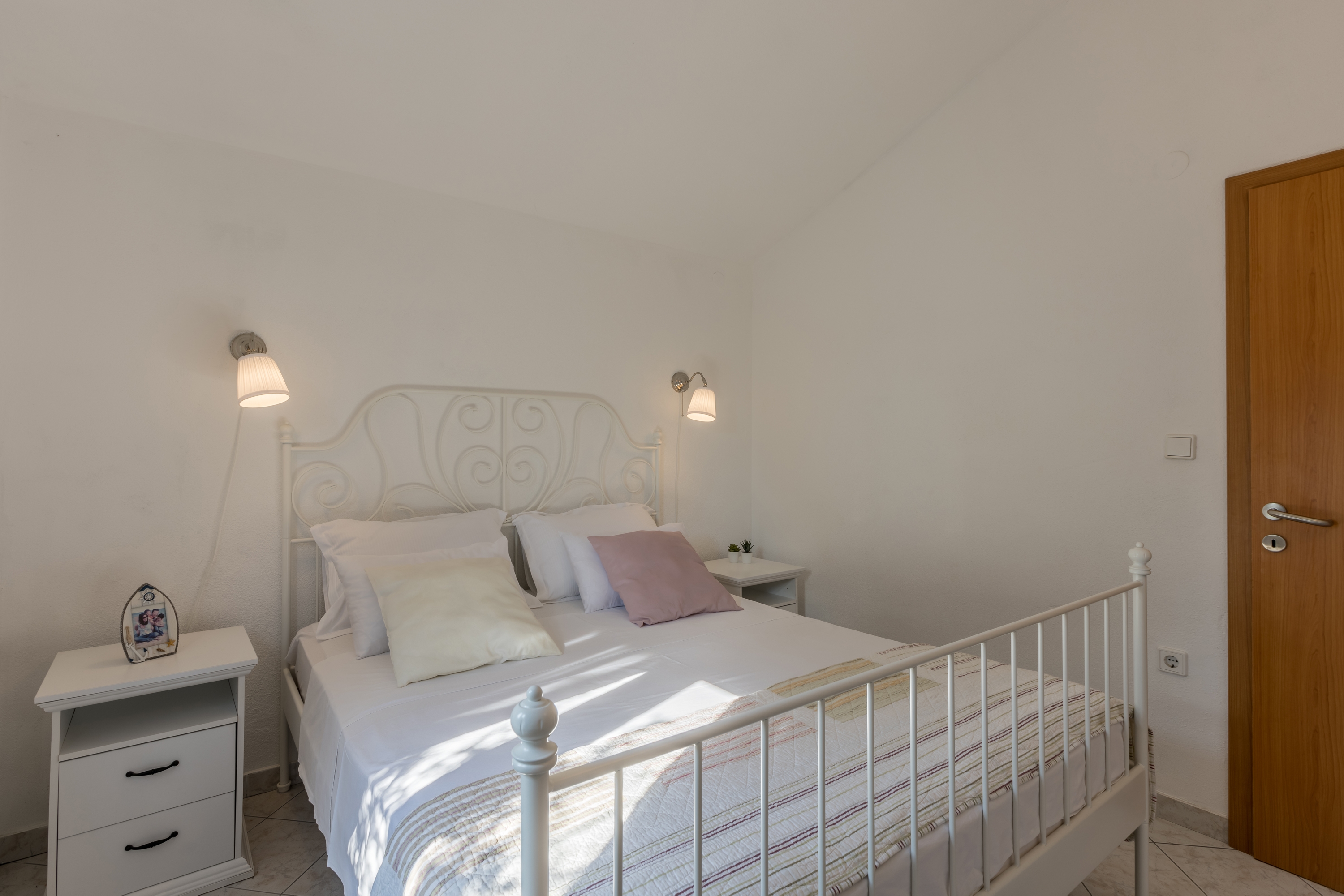 One bedroom apartment near beach Milna, Vis  A-a