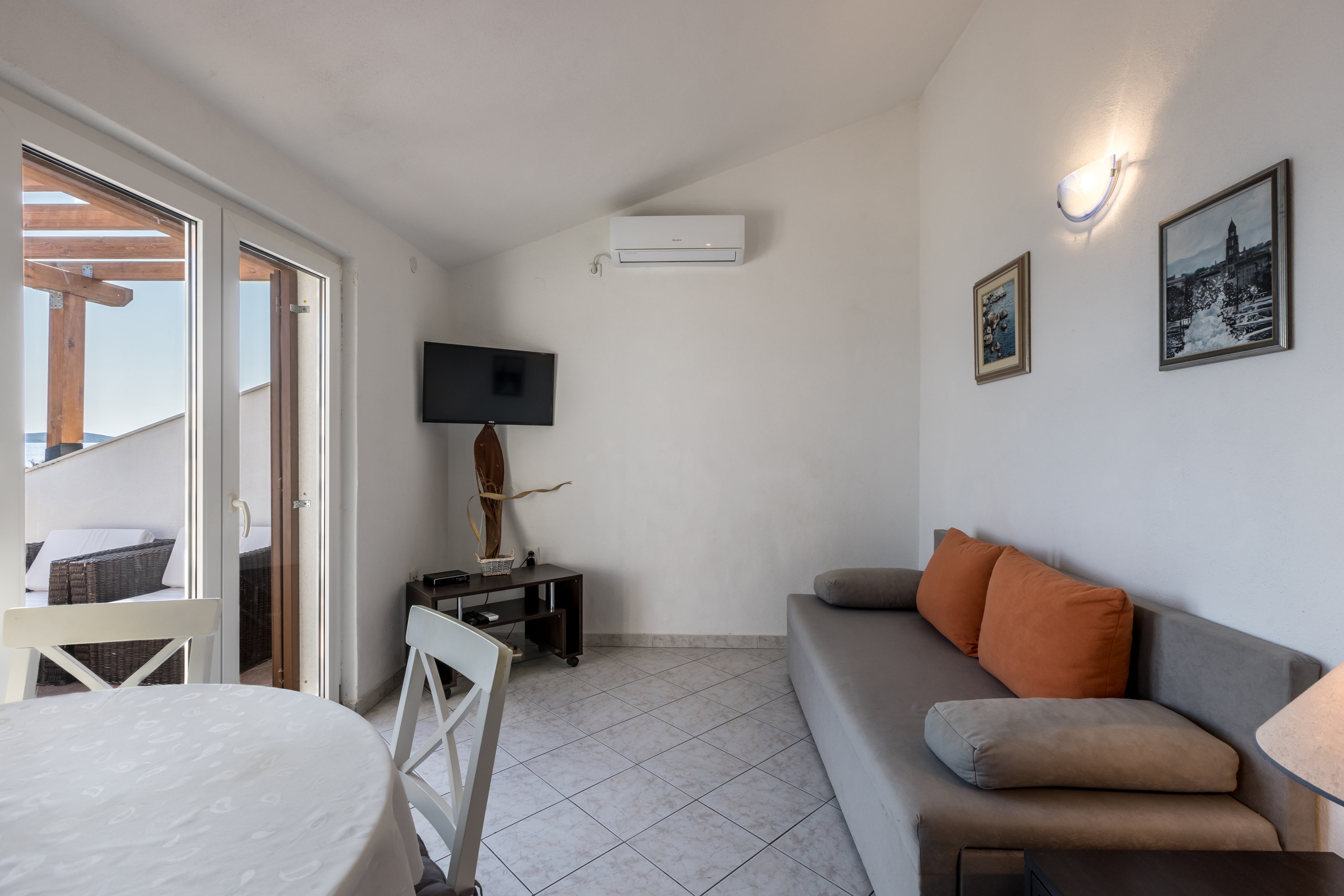 One bedroom apartment near beach Milna, Vis (A-8946-a)