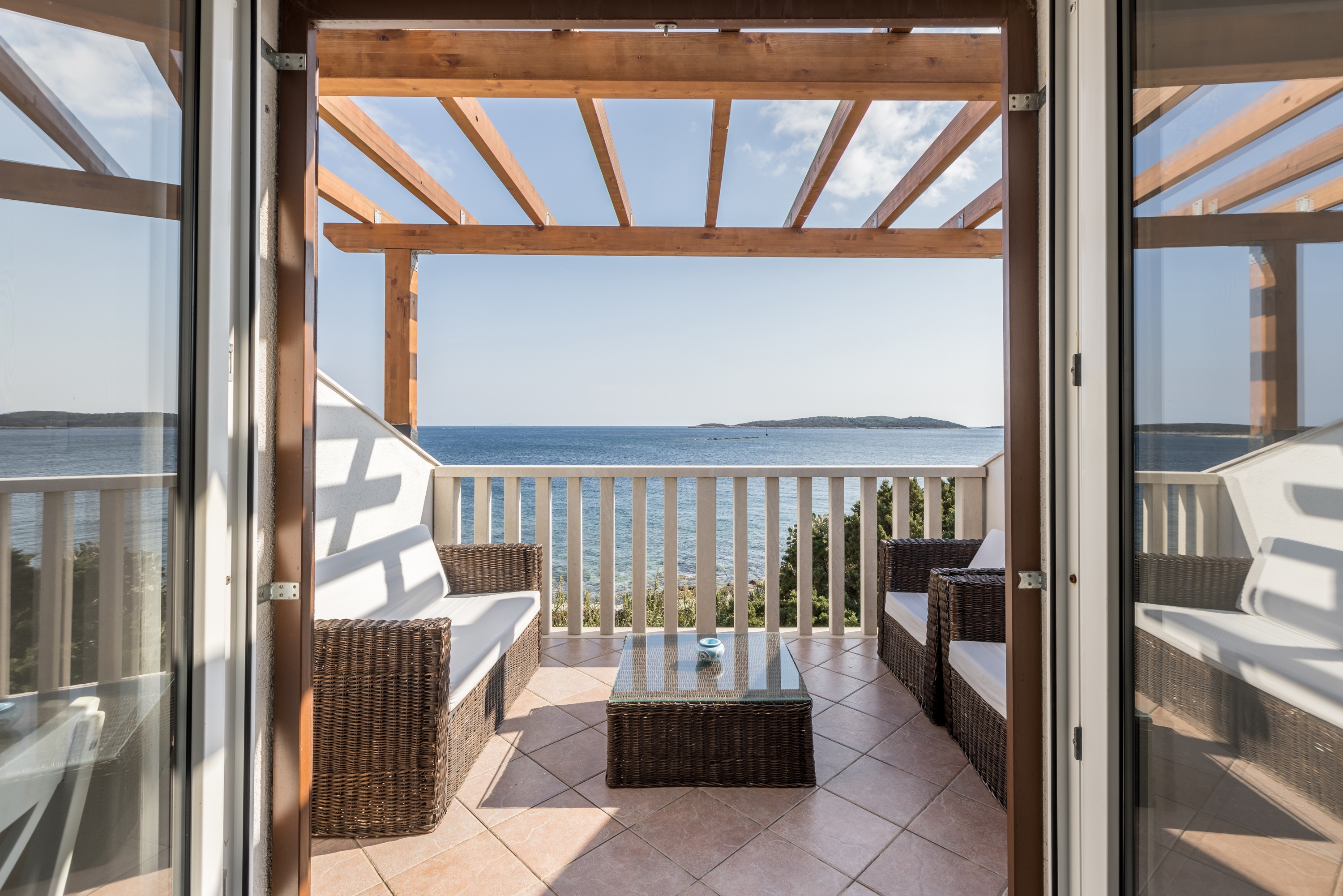 One bedroom apartment near beach Milna, Vis  A-a