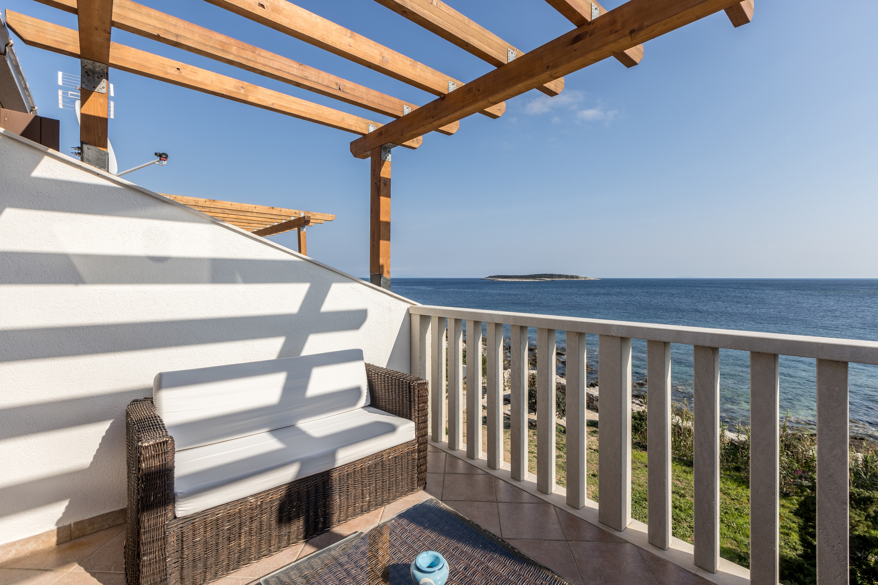 One bedroom apartment near beach Milna, Vis  A-a