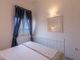 Milna, Bedroom in the apartment, (pet friendly) and WiFi.