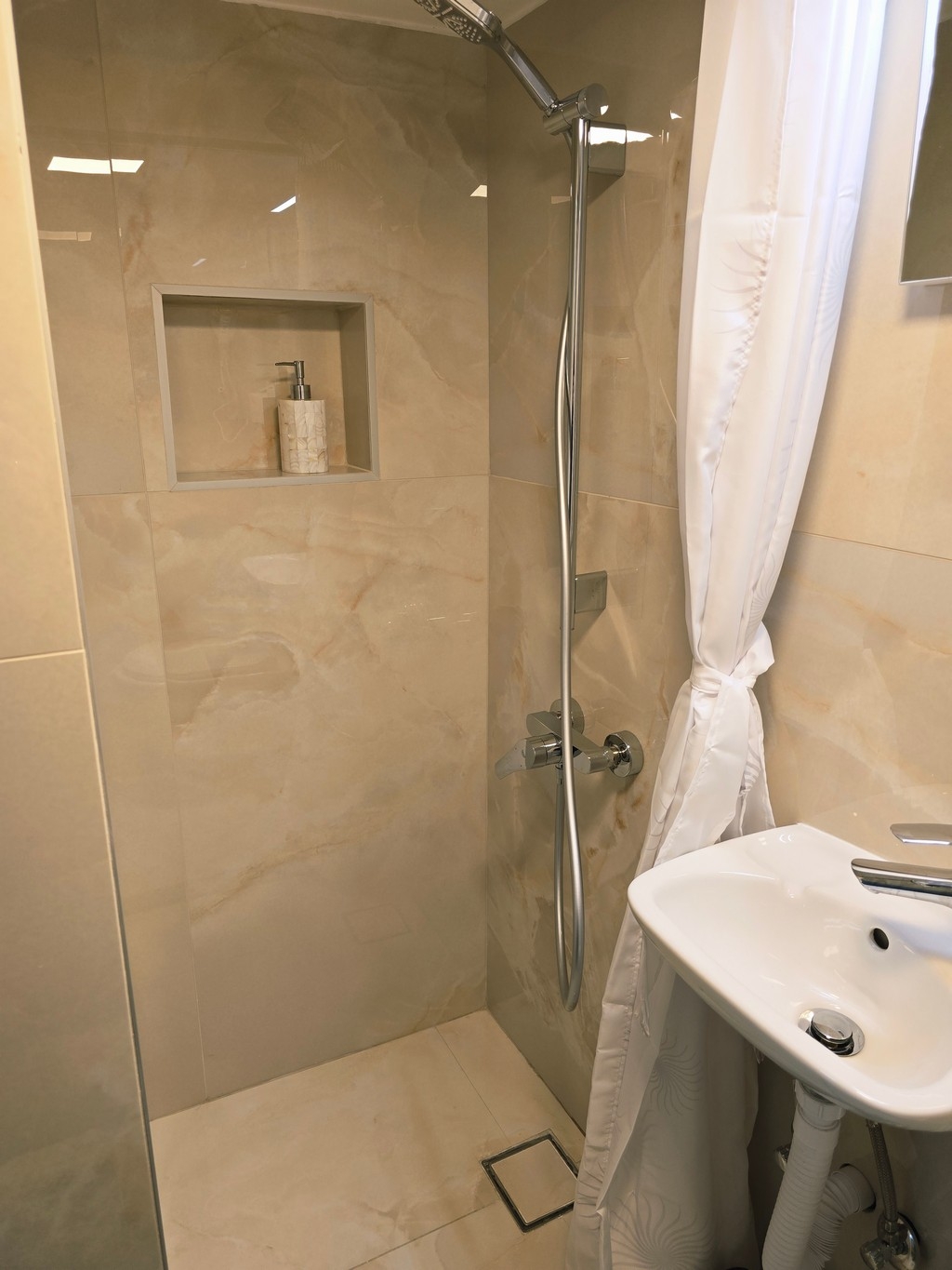 Three bedroom apartment with terrace and sea view Dubrovnik  A-a