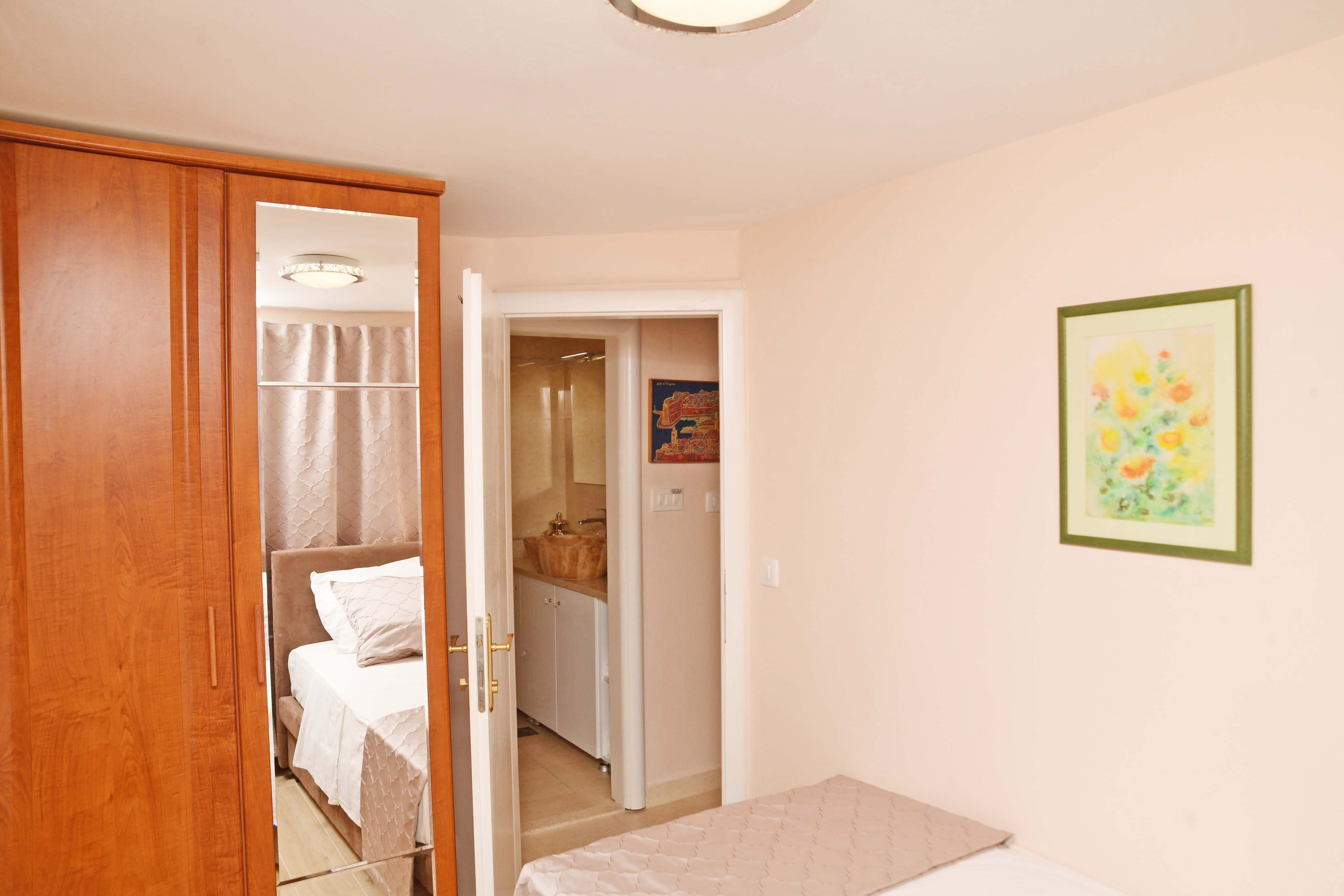 Three bedroom apartment with terrace and sea view Dubrovnik  A-a