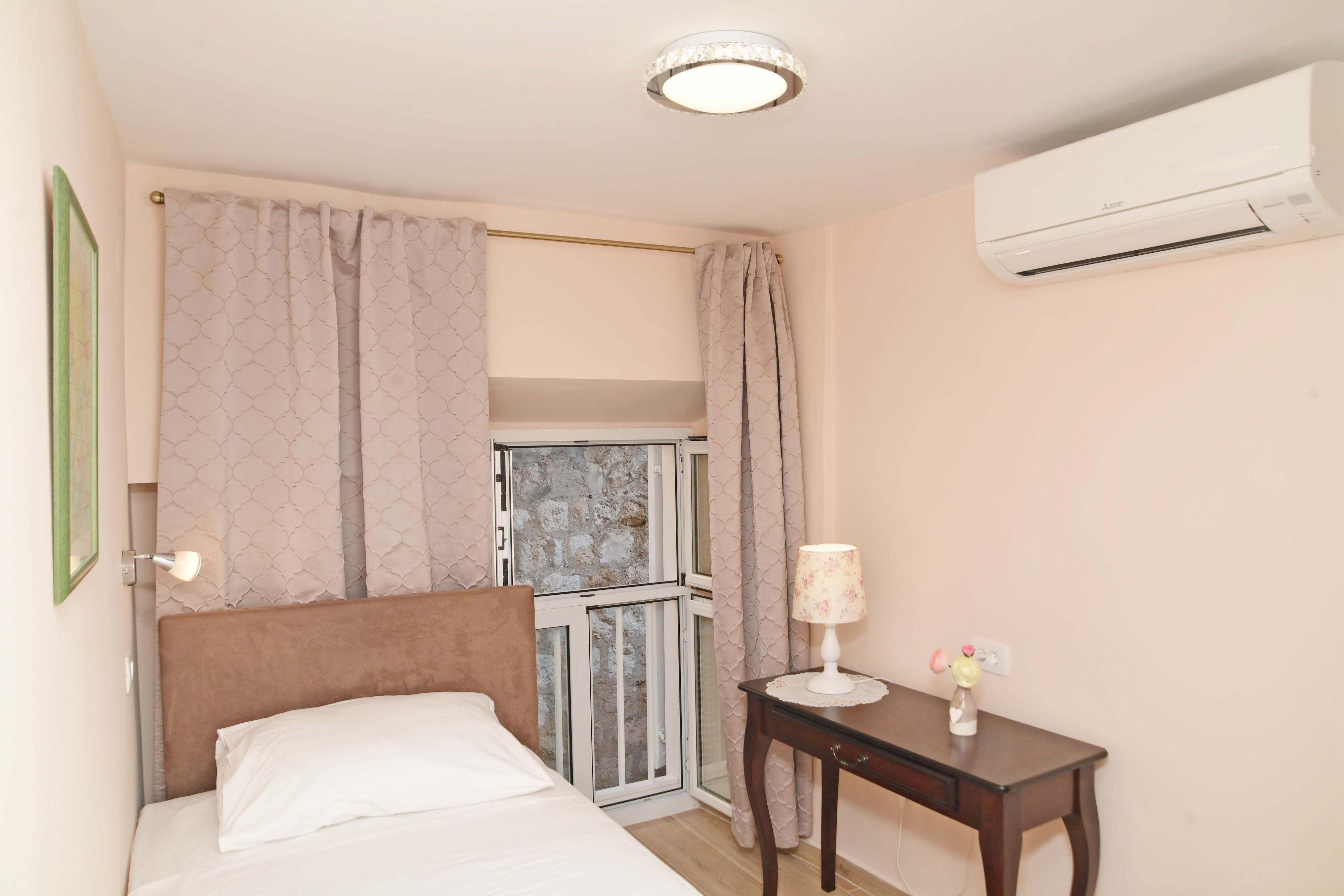 Three bedroom apartment with terrace and sea view Dubrovnik  A-a