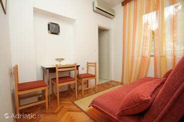 Dining room Cavtat, Dining room in the studio-apartment, dostupna klima, dopusteni kucni ljubimci i WIFI.