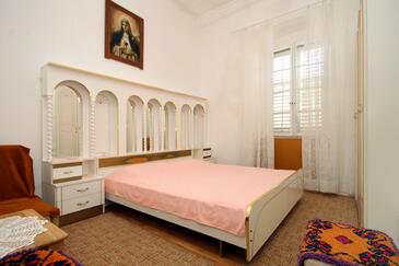 Zaton Mali, Dormitorio in the room, air condition available y WiFi.