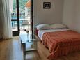 Zaton Mali, Sala de estar in the apartment, air condition available y WiFi.