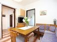 Marina, Jídelna v ubytování typu apartment, s klimatizací a WiFi.