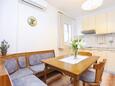 Marina, Jídelna v ubytování typu apartment, s klimatizací a WiFi.