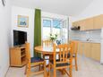 Marina, Dining room in the apartment, air condition available and WiFi.