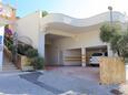 Marina, Trogir, Parkeerplaats 9037 - Appartementen near sea with pebble beach.