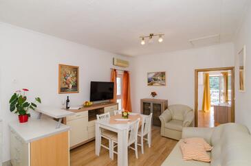 Dubrovnik, Dining room in the apartment, air condition available and WiFi.