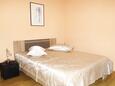 Makarska, Dormitorio 1 in the apartment, air condition available y WiFi.