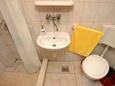 Prigradica, Bathroom in the studio-apartment, WiFi.