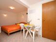 Prigradica, Comedor in the studio-apartment, WiFi.