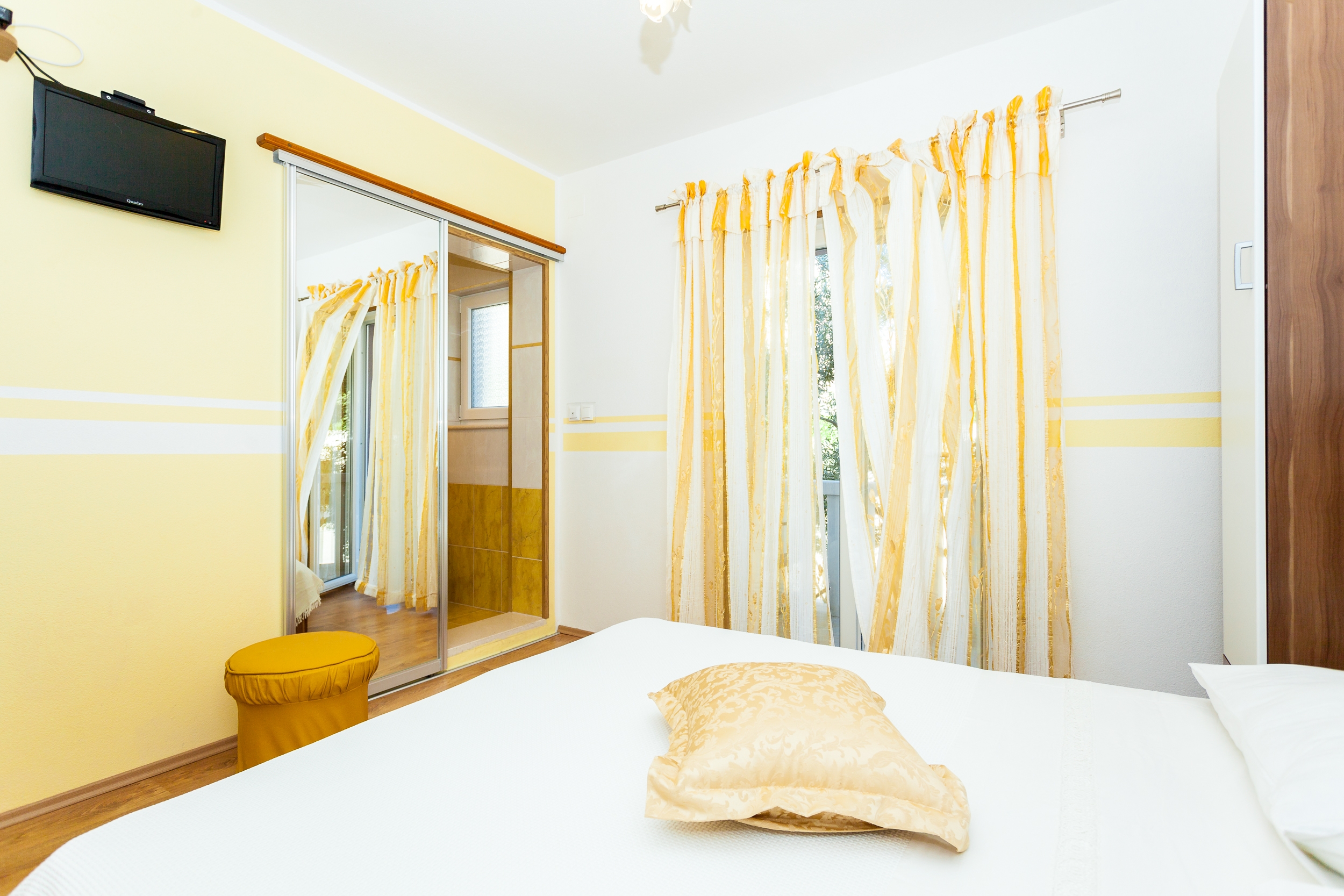 Three bedroom apartment with terrace and sea view Brna, Korčula  A-a