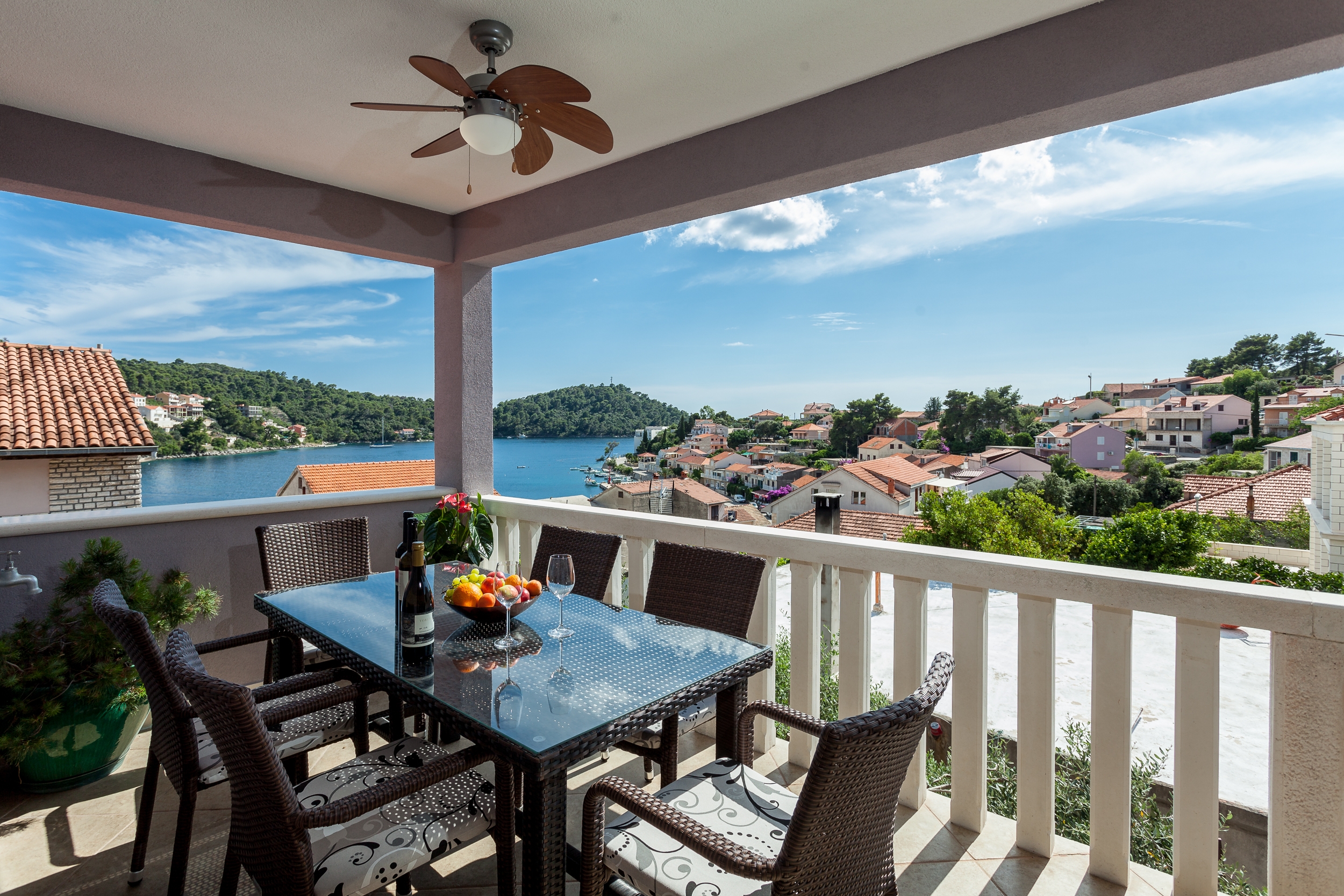 Three bedroom apartment with terrace and sea view Brna, Korčula  A-a