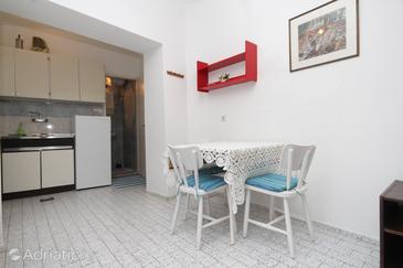 Dining room Žrnovska Banja, Dining room in the studio-apartment, dopusteni kucni ljubimci i WIFI.