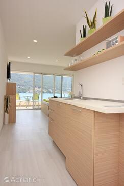 Kitchen Grebaštica, Kitchen in the studio-apartment, dostupna klima i WIFI.