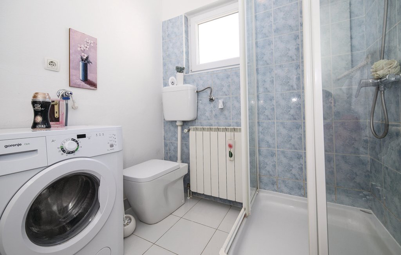 Three bedroom apartment near beach Brodarica, Šibenik  A-a