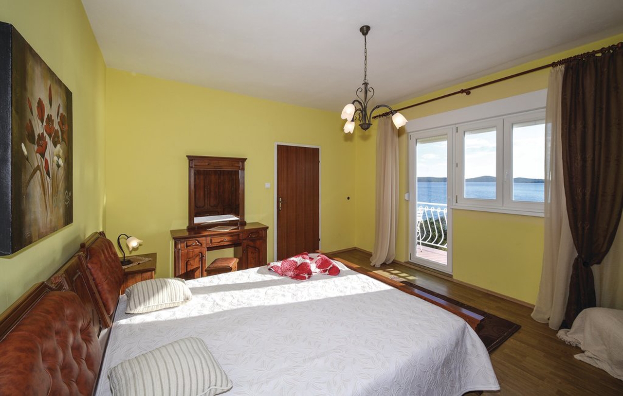 Three bedroom apartment near beach Brodarica, Šibenik  A-a