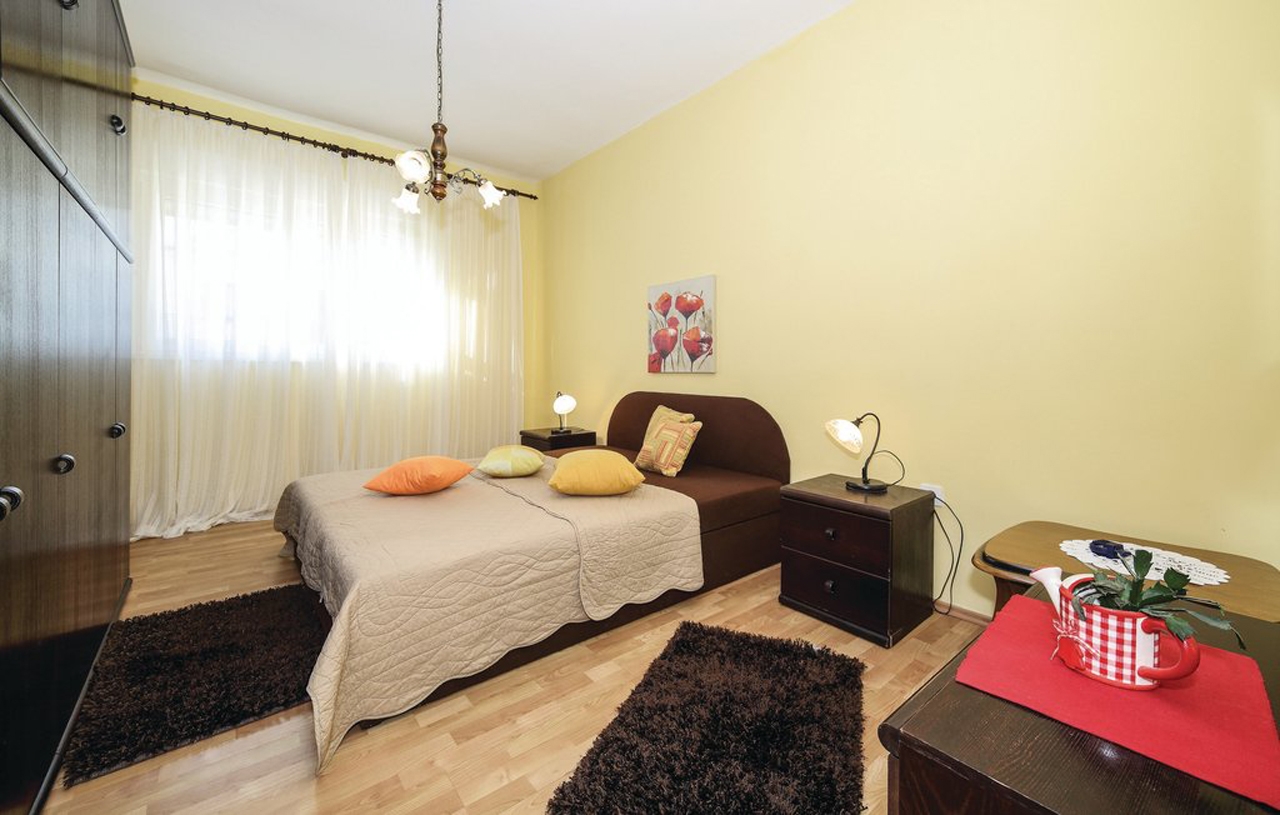 Three bedroom apartment near beach Brodarica, Šibenik  A-a