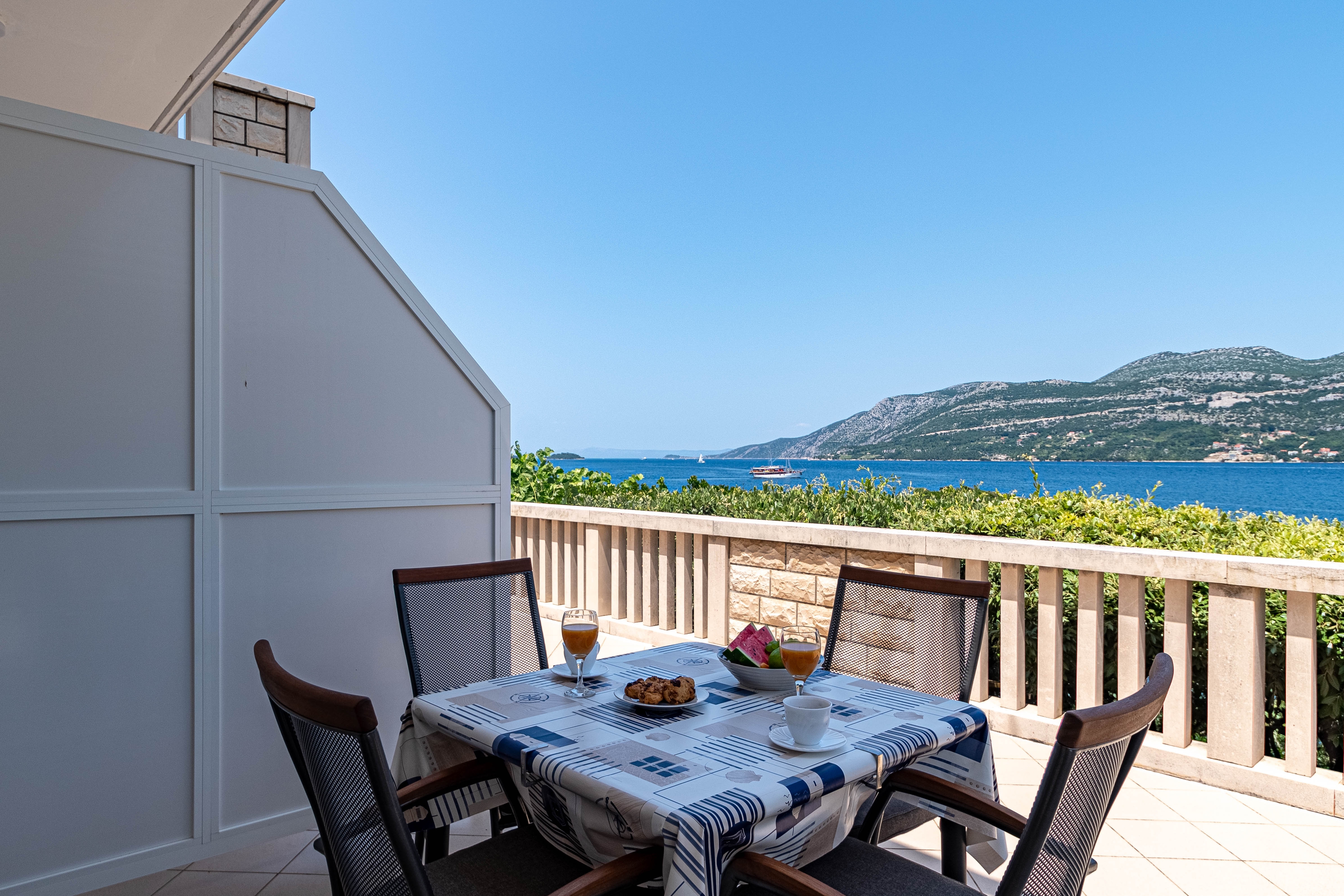 One bedroom apartment near beach Tri Žala, Korčula  A-a