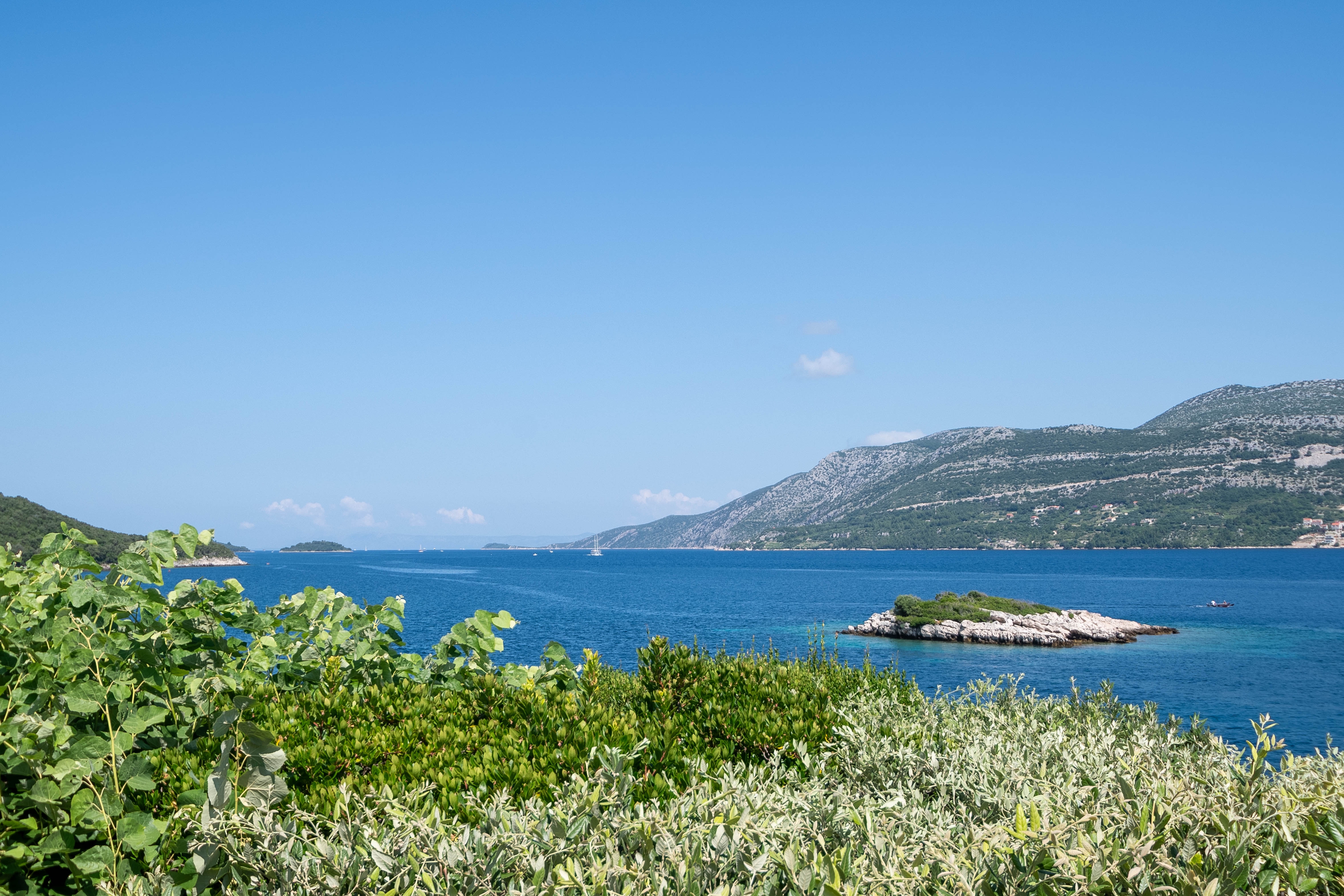 One bedroom apartment near beach Tri Žala, Korčula  A-c