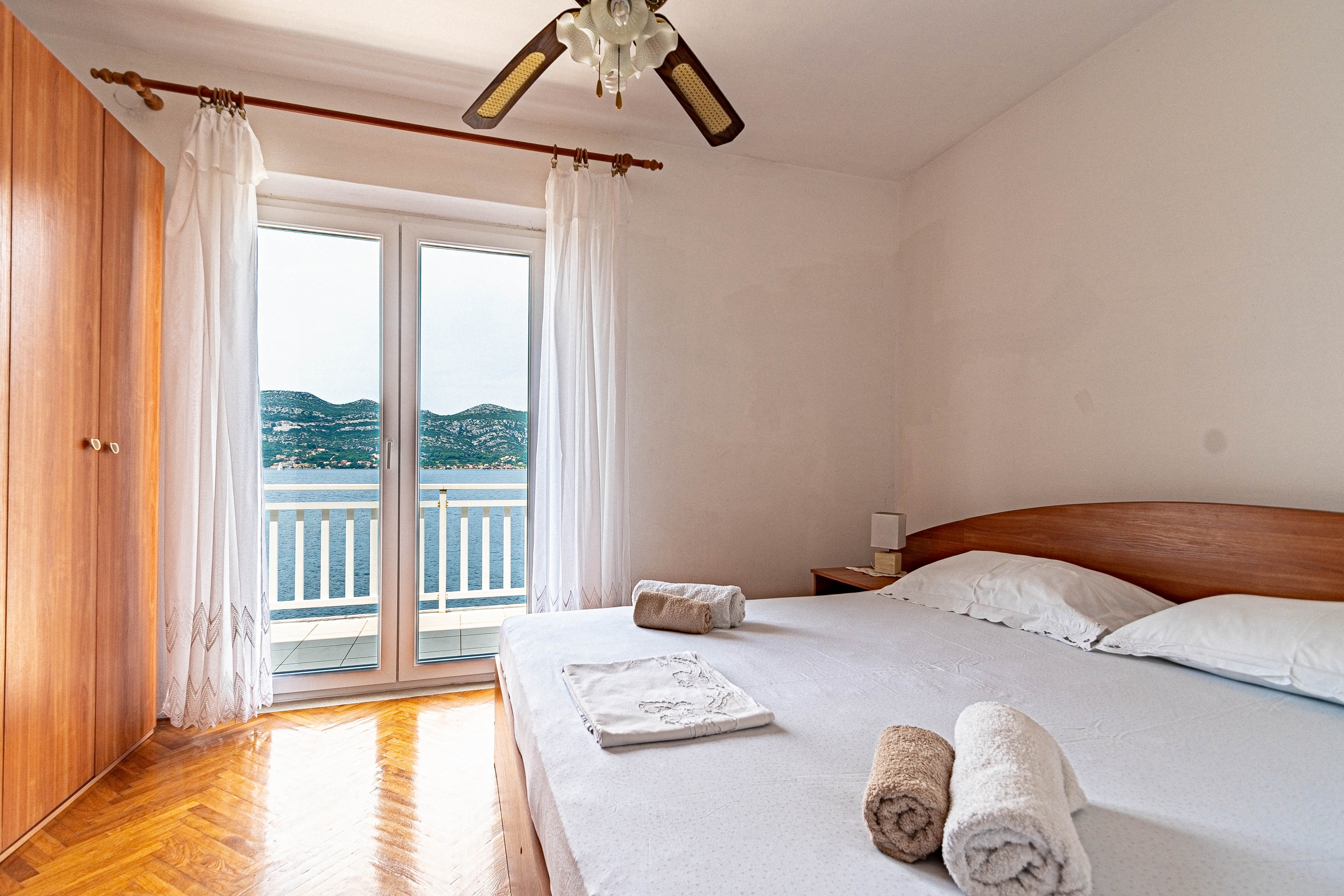 Three bedroom apartment near beach Tri Žala, Korčula  A-d