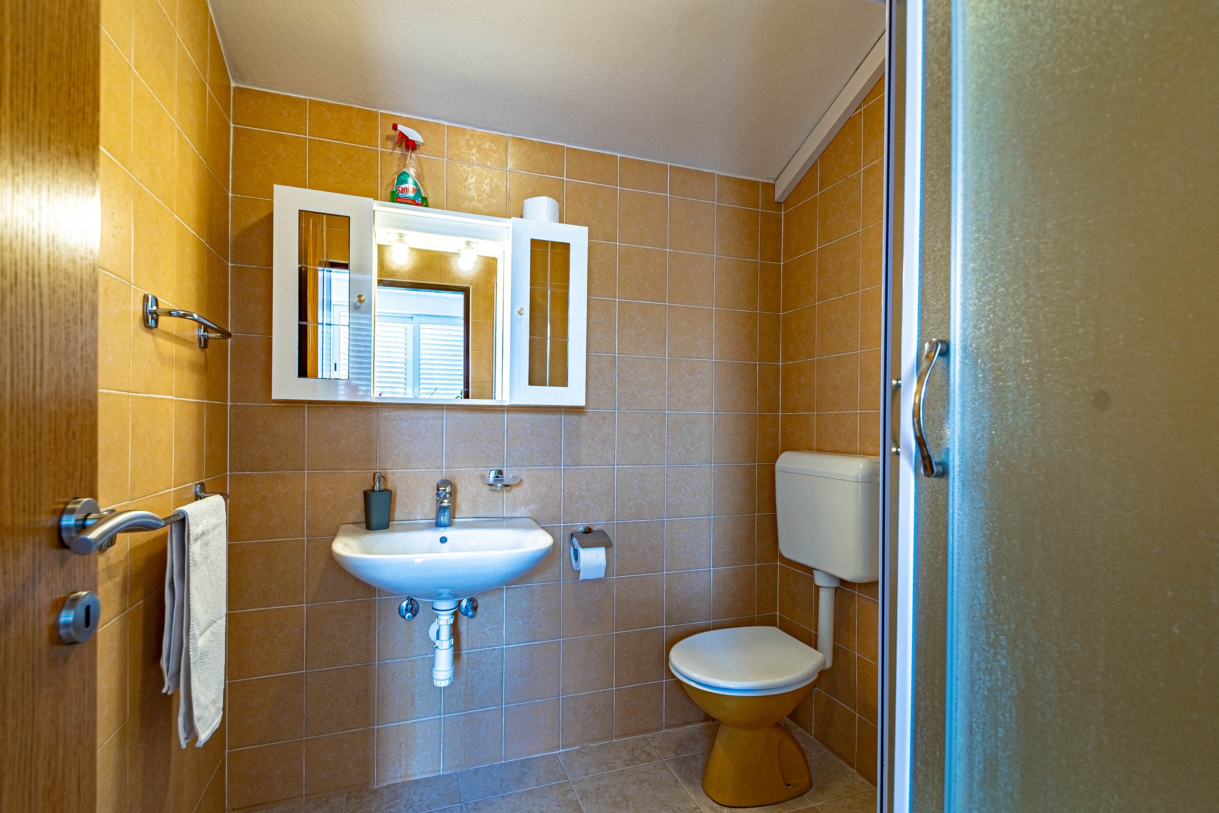 One bedroom apartment near beach Tri Žala, Korčula  A-e
