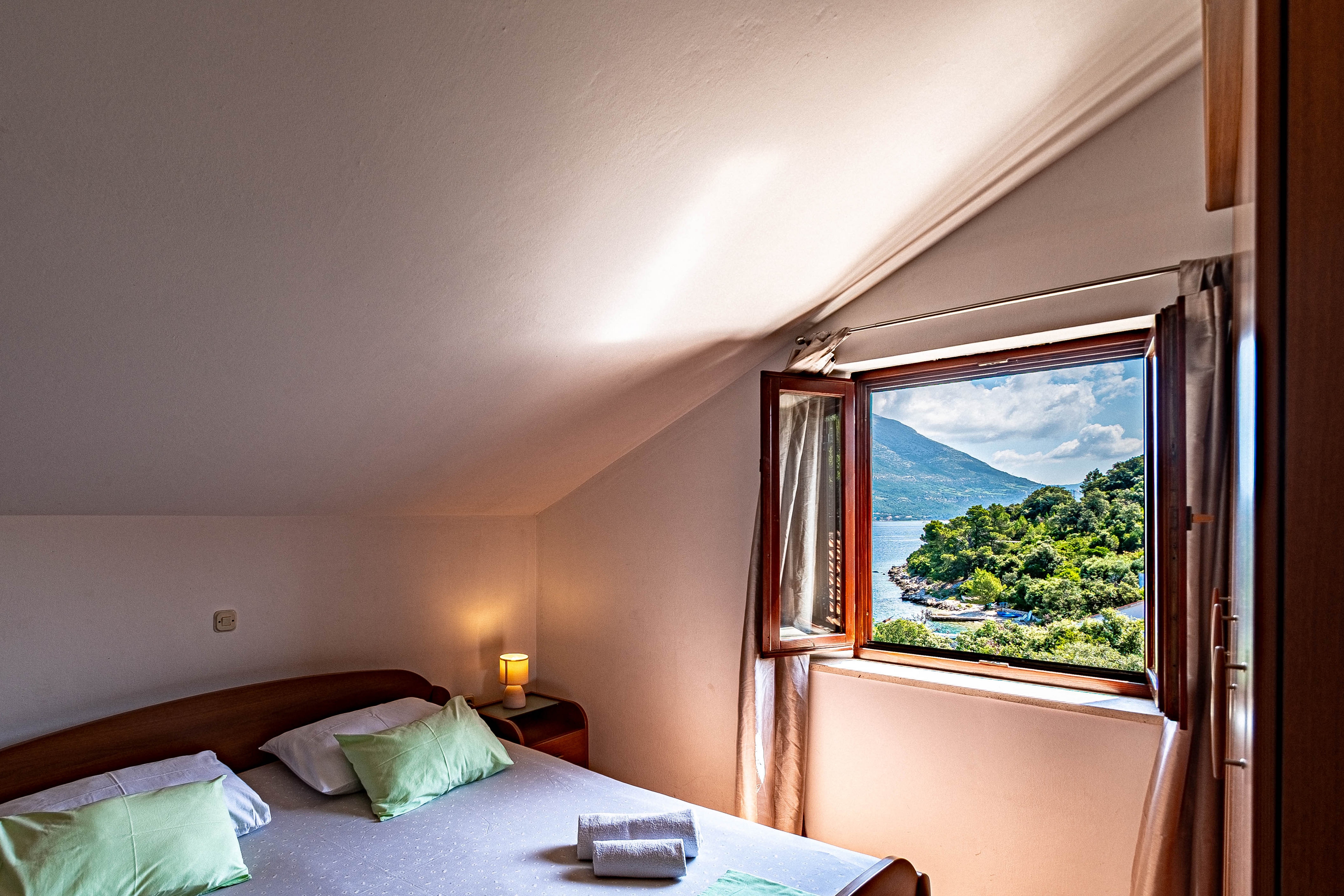 One bedroom apartment near beach Tri Žala, Korčula  A-e