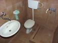 Koupelna Postira, Koupelna v ubytování typu studio-apartment, domácí mazlíčci povoleni a WiFi.