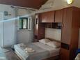Ložnice Postira, Ložnice v ubytování typu studio-apartment, s klimatizací, domácí mazlíčci povoleni a WiFi.