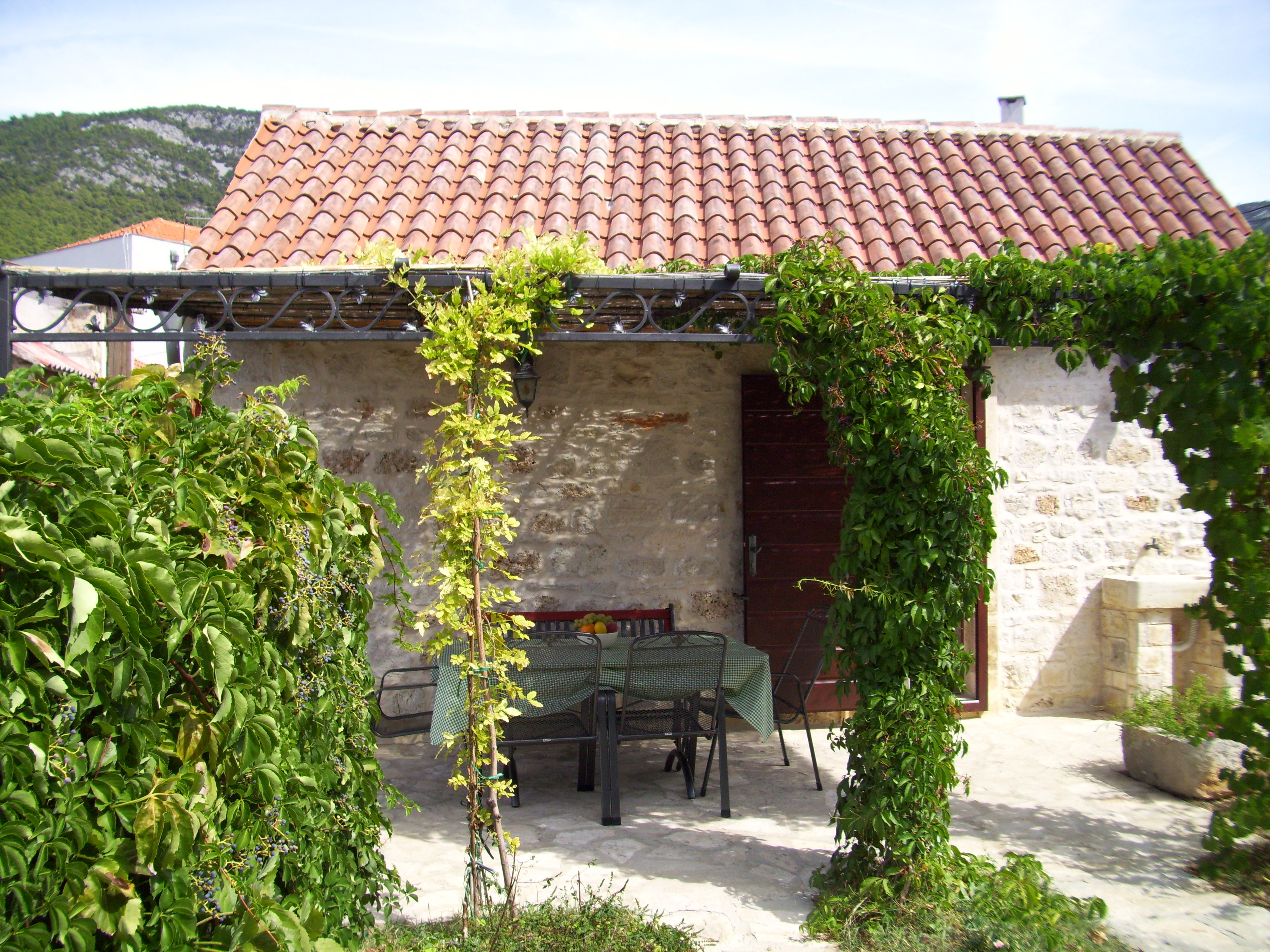 Two bedroom apartment with terrace Komiža, Vis  A-a