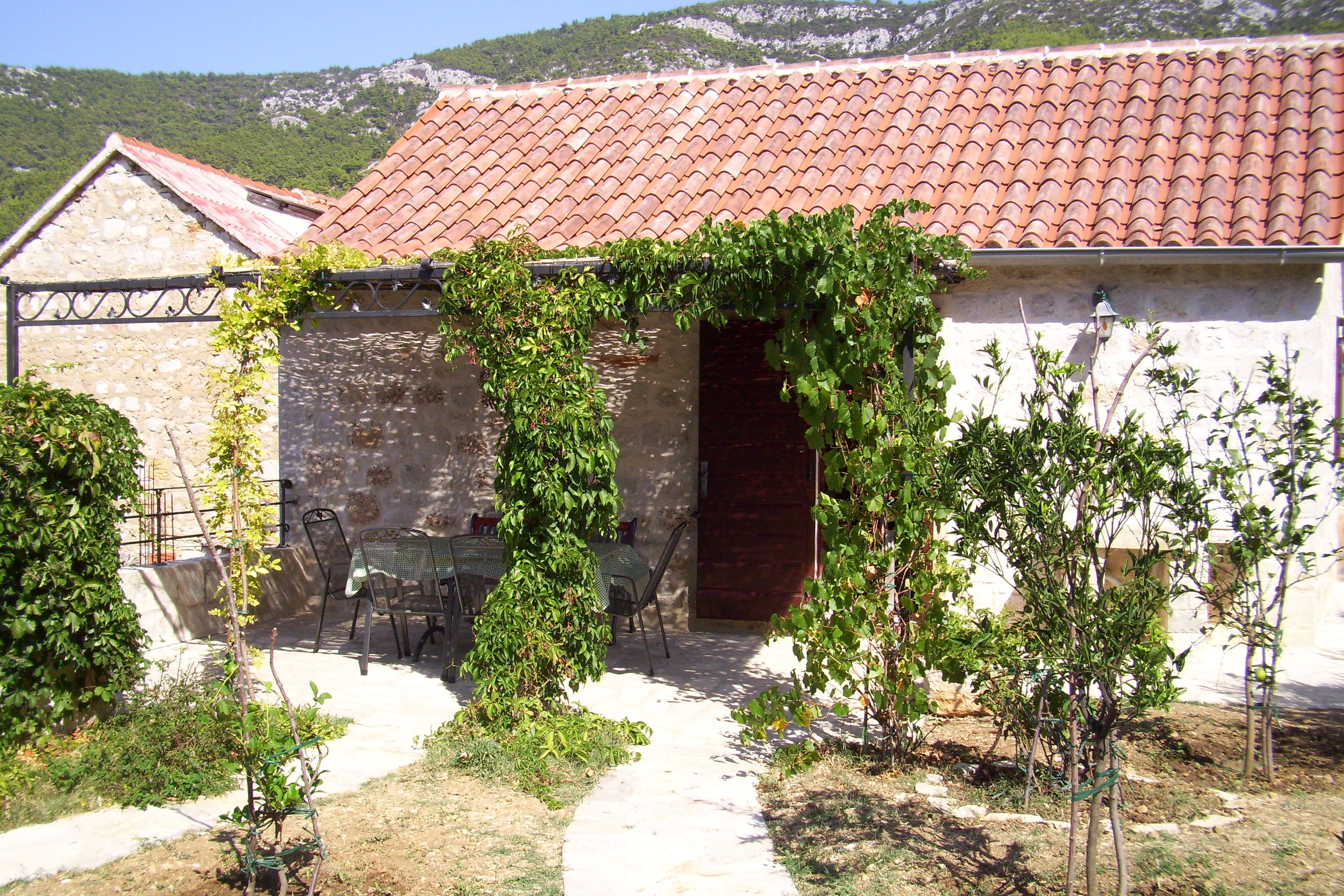 Two bedroom apartment with terrace Komiža, Vis  A-a