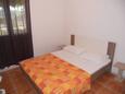 Ložnice 1 Lumbarda, Ložnice 1 v ubytování typu apartment, domácí mazlíčci povoleni a WiFi.