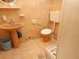 Ванная комната Lumbarda, Ванная комната в размещении типа apartment, Домашние животные допускаются и WiFi.