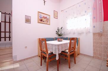 Stratinčica, Sala da pranzo nell'alloggi del tipo apartment, condizionatore disponibile, animali domestici ammessi e WiFi.