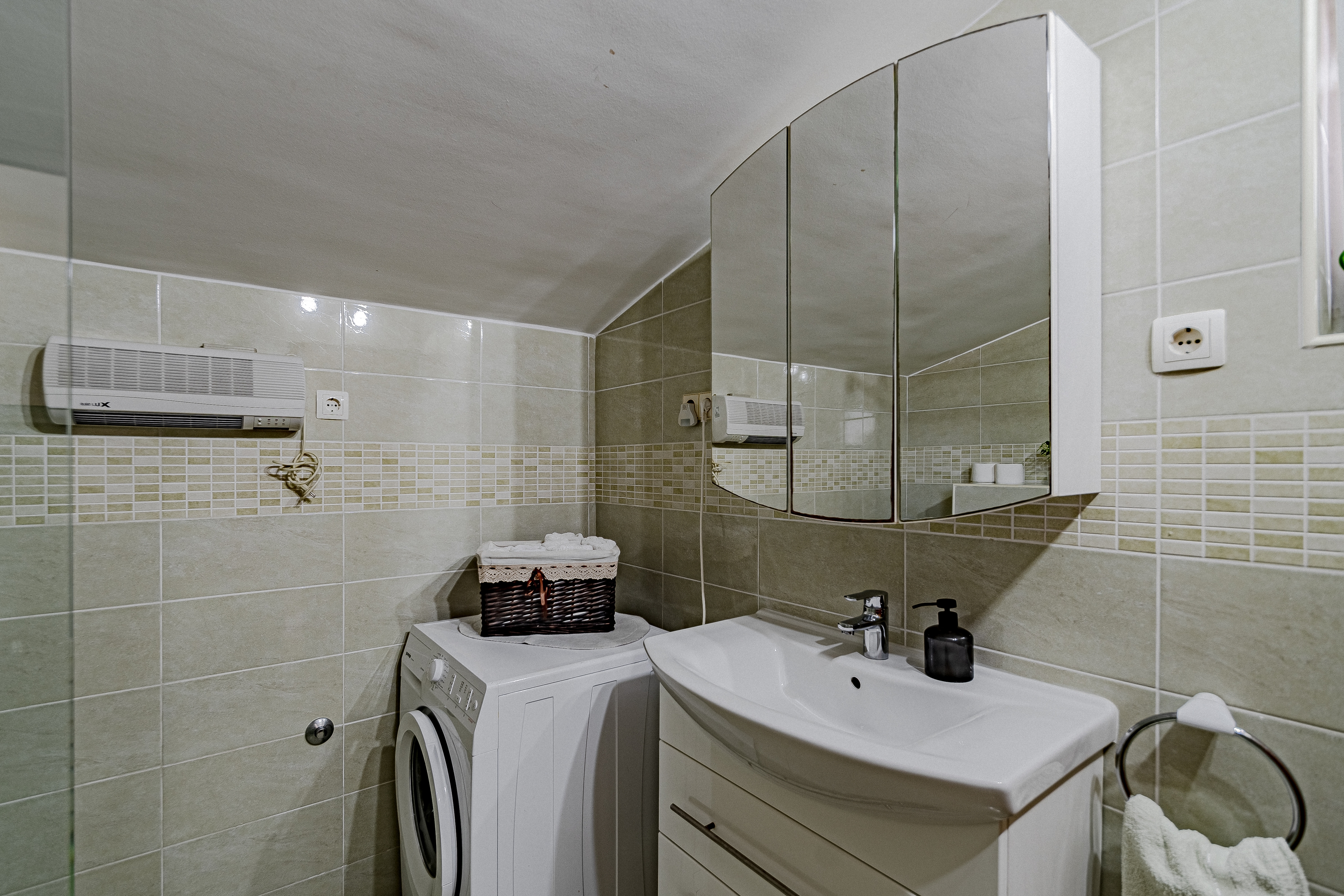 Comfortable and spacious house near beach Cove Stratinčica, Korčula  K