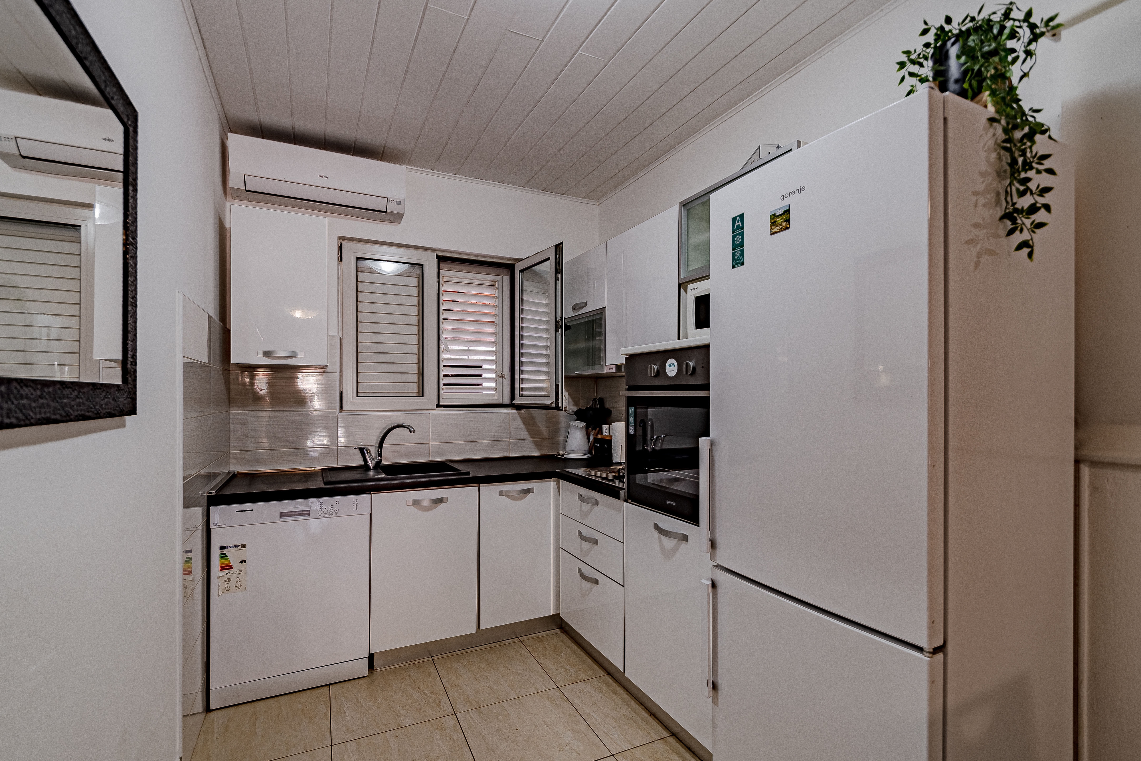 Comfortable and spacious house near beach Cove Stratinčica, Korčula  K