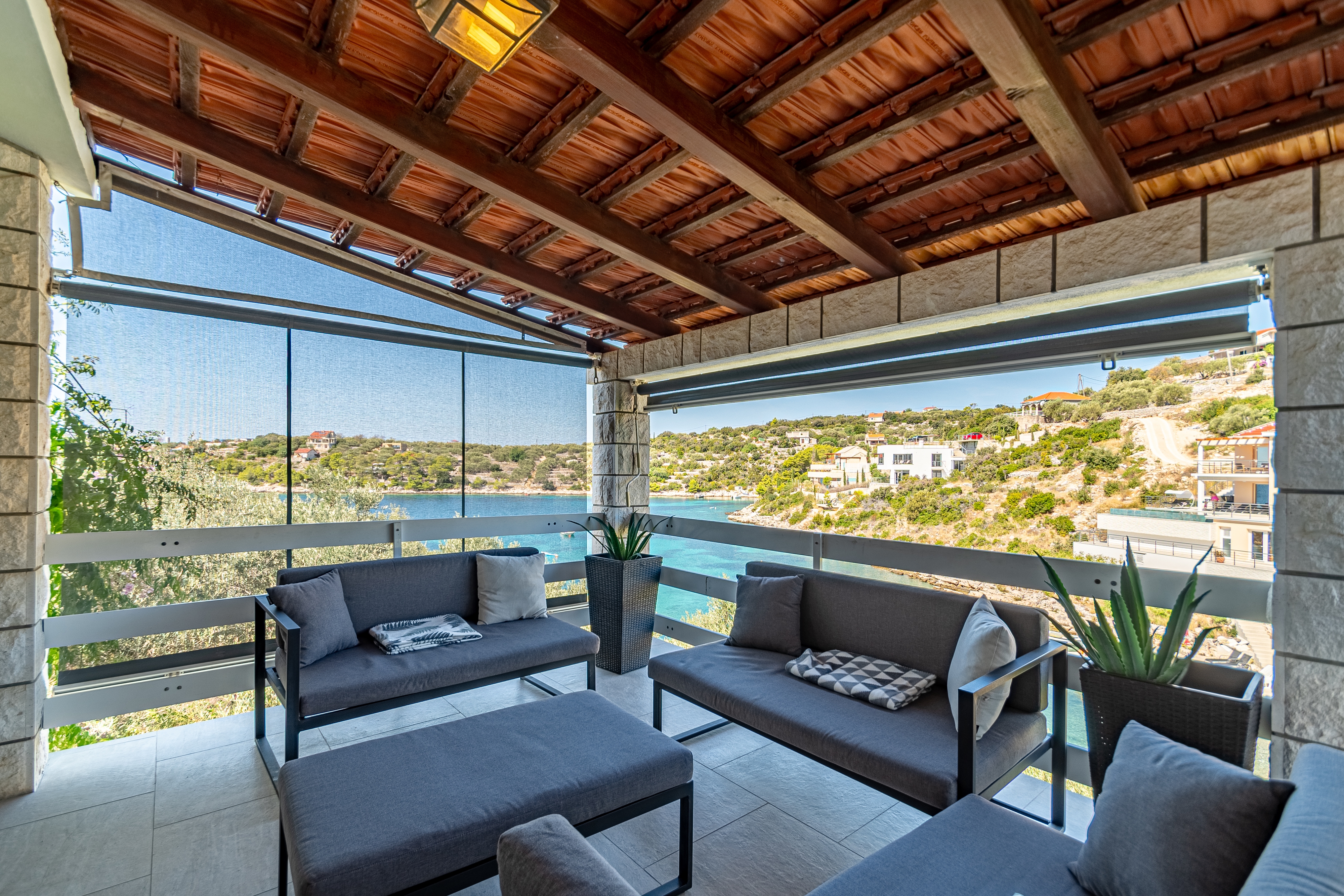 Comfortable and spacious house near beach Cove Stratinčica, Korčula  K