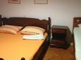 Ložnice Korčula, Ložnice v ubytování typu room, s klimatizací, domácí mazlíčci povoleni a WiFi.