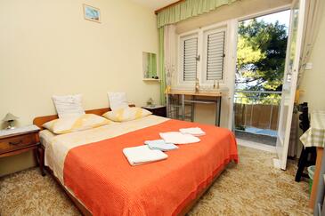 Lumbarda, Dormitorio in the room, air condition available y WiFi.