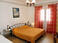 Vodice, Slaapkamer 1 in the apartment, (pet friendly) en WiFi.