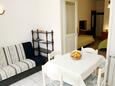 Vodice, Eetkamer in the apartment, air condition available, (pet friendly) en WiFi.