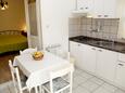 Vodice, Jídelna v ubytování typu apartment, s klimatizací, domácí mazlíčci povoleni a WiFi.