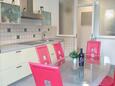 Brna, Eetkamer 2 in the house, (pet friendly) en WiFi.