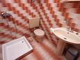 Koupelna Lumbarda, Koupelna v ubytování typu room, domácí mazlíčci povoleni a WiFi.